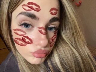hot cam girl fingering shaved pussy LatoyaMaccarino