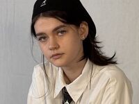 girl showing tits LeannMolineaux