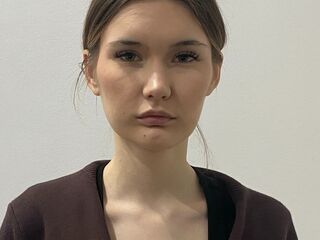 cam strip tease NelleLoehlein