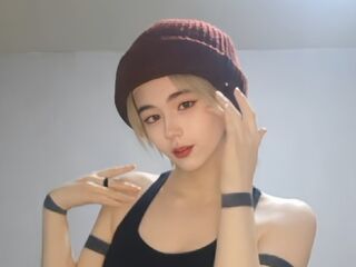hot strip tease cam RoxannCobio