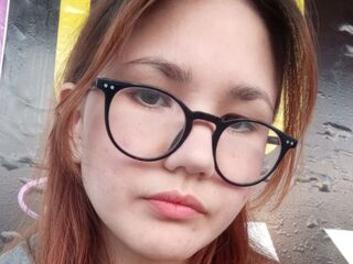 hot cam girl fingering shaved pussy SilvanaTopps