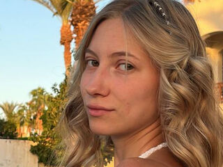 camslut showing tits TainaTatge