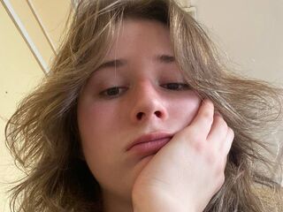 cam girl playing with sextoy TessTelles